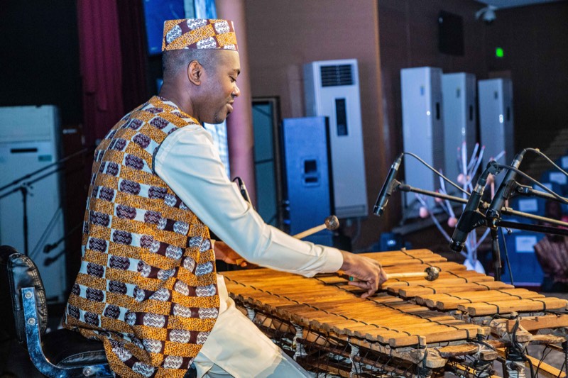 Nekobala en prestation, balafon au premier plan