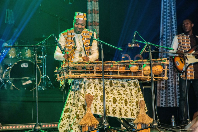 Gros plan sur le jeu de baguettes au balafon